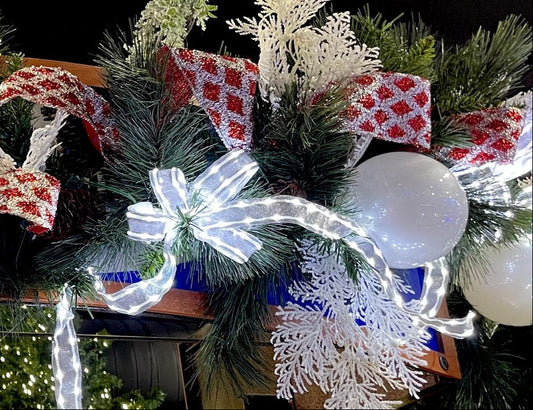 Expositor LED Illuma Bow plateado con luces blancas