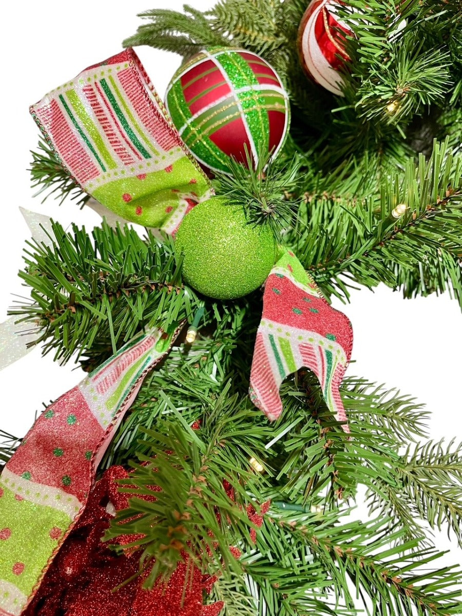 Guirnalda navideña decorada de 9 pies - Fantasía festiva con luces a pilas