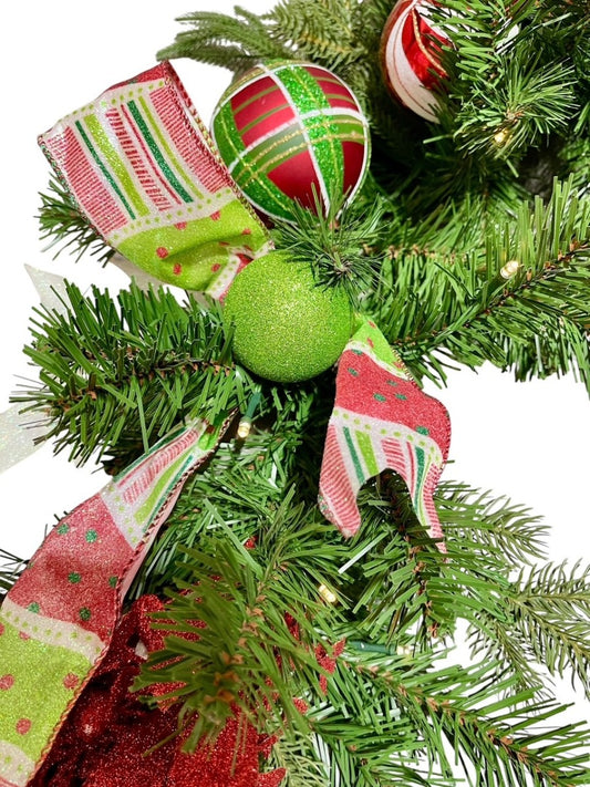 Guirnalda navideña decorada de 9 pies - Fantasía festiva con luces a pilas