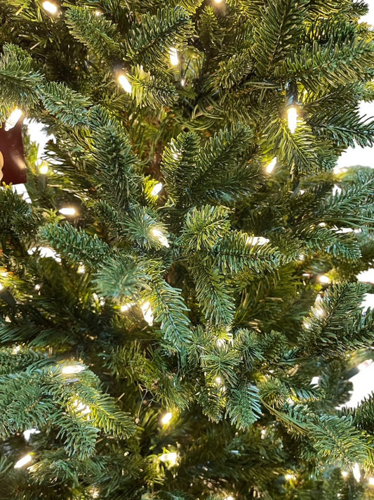 Árbol Noble delgado de 7.5' con luces LED blancas cálidas y un solo enchufe