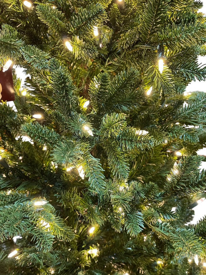 Árbol Noble de 7.5' Mediano con LED de un solo enchufe y luces blancas cálidas