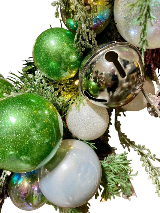 Guirnalda navideña decorada de 24" Campanas plateadas - Musgo escarchado con luces a pilas